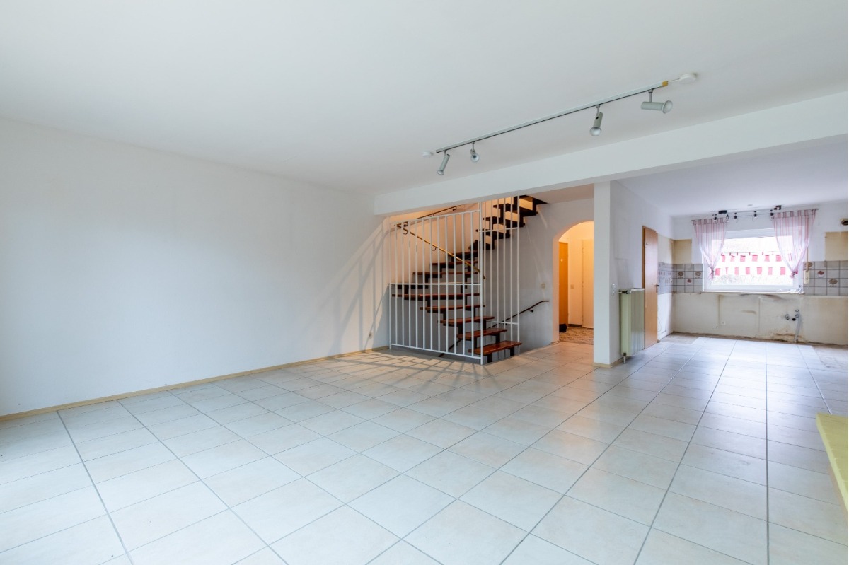 Wohn / Esszimmer EG mit Treppenhaus, rechts offene Küche, Originalfoto
