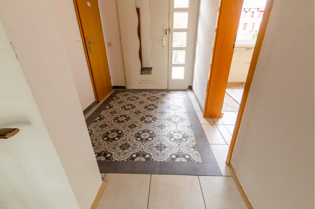 Diele EG, links Gäste WC, rechts Küche, Originalfoto