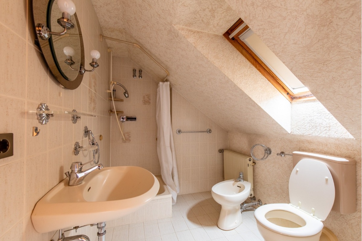 Studio Apartment Dachgeschoss Duschbad mit Bidet, Originalfoto