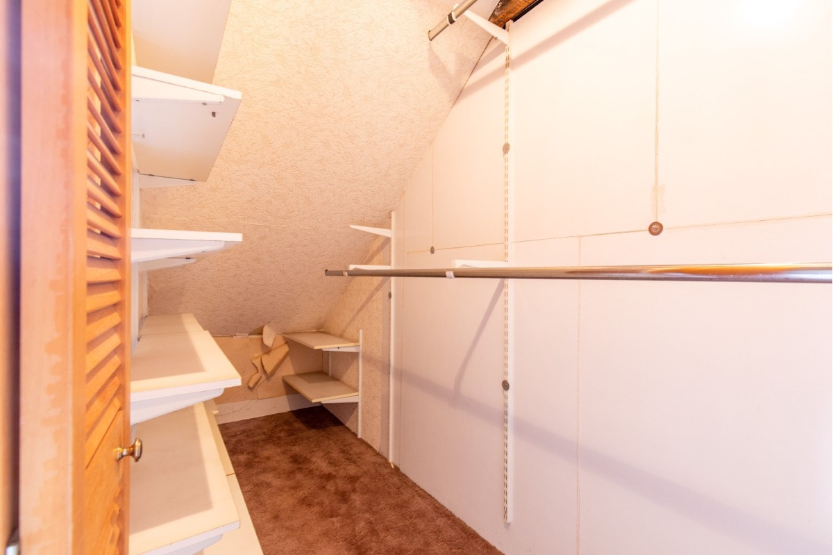 Studio Apartment Dachgeschoss Wandschrank, Originalfoto