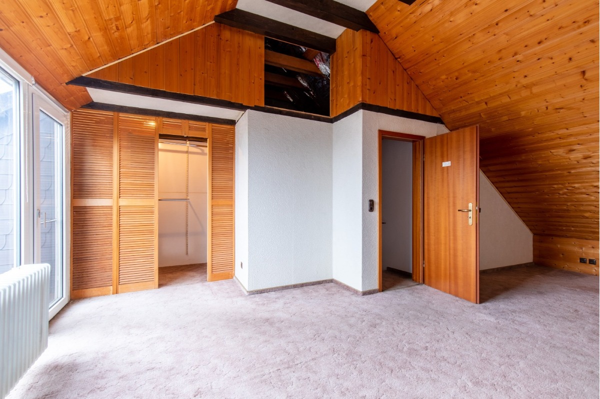 Studio Apartment Dachgeschoss mit Wandschrank, Originalfoto