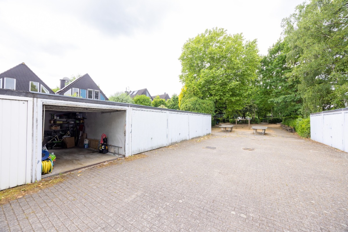 Garagenhof mit Spielplatz nebenan