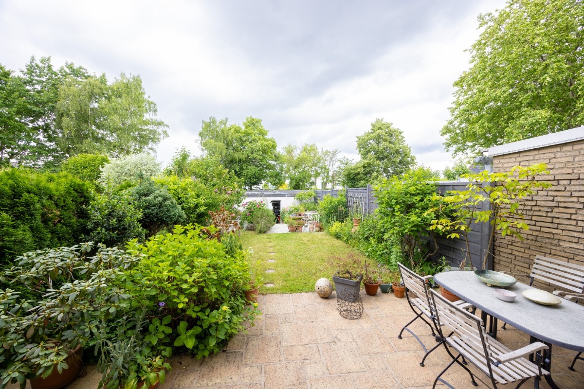 Terrasse mit Blick auf Garage