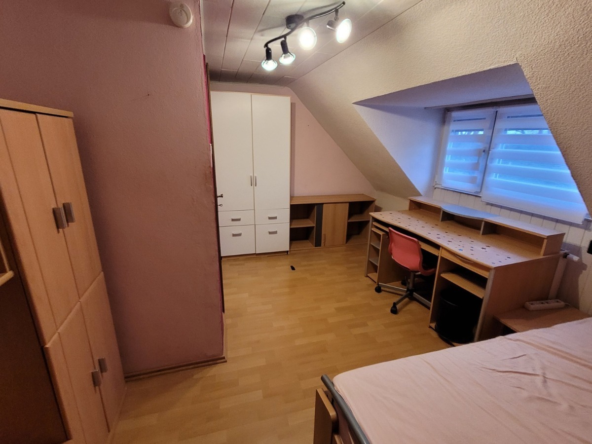 Arbeits- oder Kinderzimmer DG