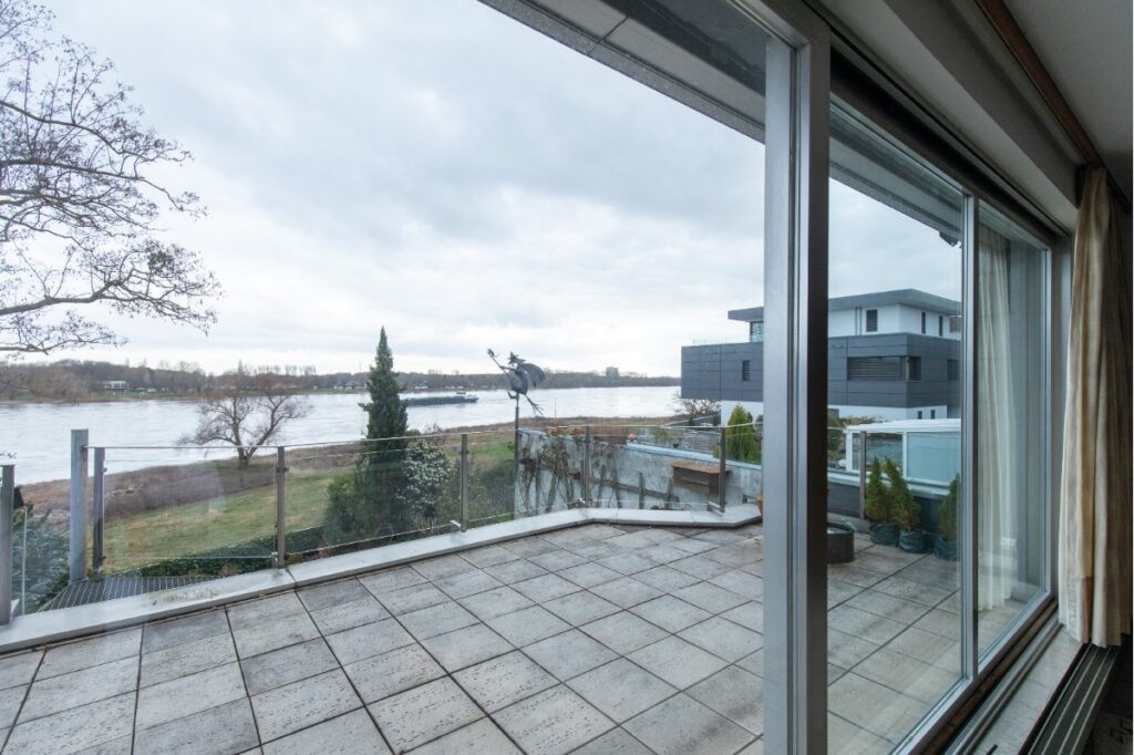 Geräumiges Einfamilienhaus direkt am Rhein in Köln Porz Ensen